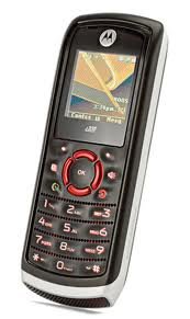 Motorola i335 CDMA телефон Если вы ищете себе просто моноблок для обеспечения связи, то можно задуматься о покупке Motorola i335. Этот телефон имеет поддержку двух стандартов связи. Помимо привычного GSM это WCDMA. Разработчики создали телефон, окрашенным в привычный черный цвет. Даже цифровая клавиатура ничем не выделяется от корпуса (Конечно, помимо надписей на ней, которые выполнены в белом цвете).
Обратите внимание на дисплей. Он имеет квадратную форму, а не прямоугольную. Каждая сторона экрана имеет длину в 130 пикселей. Вполне нормальное разрешение для бюджетного мобильника. На этом экране можно просматривать картинки, GIF-анимацию, играть в простенькие Java-игры. Чего ещё от такого мобильника надо? Хотелось бы иметь поддержку MP3. Но, увы, разработчики решили ограничить телефон AMR-форматом. Да и нет места тут для MP3-песен.Обычно бюджетные мобильники компании Motorola прошлых лет не оснащались модулем Bluetooth. Но в Motorola i335 этот способ передачи данных присутствует. Телефонная книга вмещает 600 номеров, этого должно хватить подавляющему большинству владельцев телефона.
 